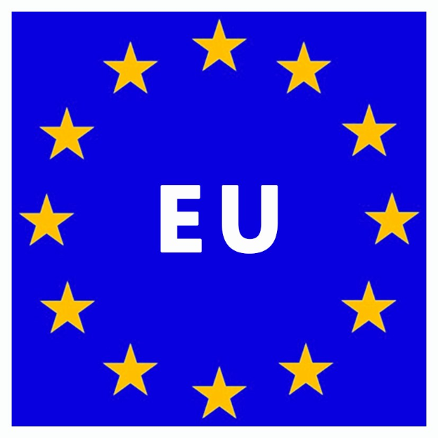 Flagge der Europäischen Union mit einem blauen Hintergrund, zwölf gelbe Sterne in einem Kreis angeordnet und der Text "EU" in der Mitte.