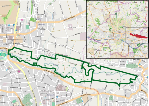 Karte einer Stadt mit einer grünen Linie, die den Weg einer Fahrradtour zeigt, unterteilt in zwei Abschnitte: oben zeigt Straßen und Sehenswürdigkeiten, unten gibt es Details zur Tour wie Start/Zielpunkte, Dauer und Sehenswürdigkeiten.