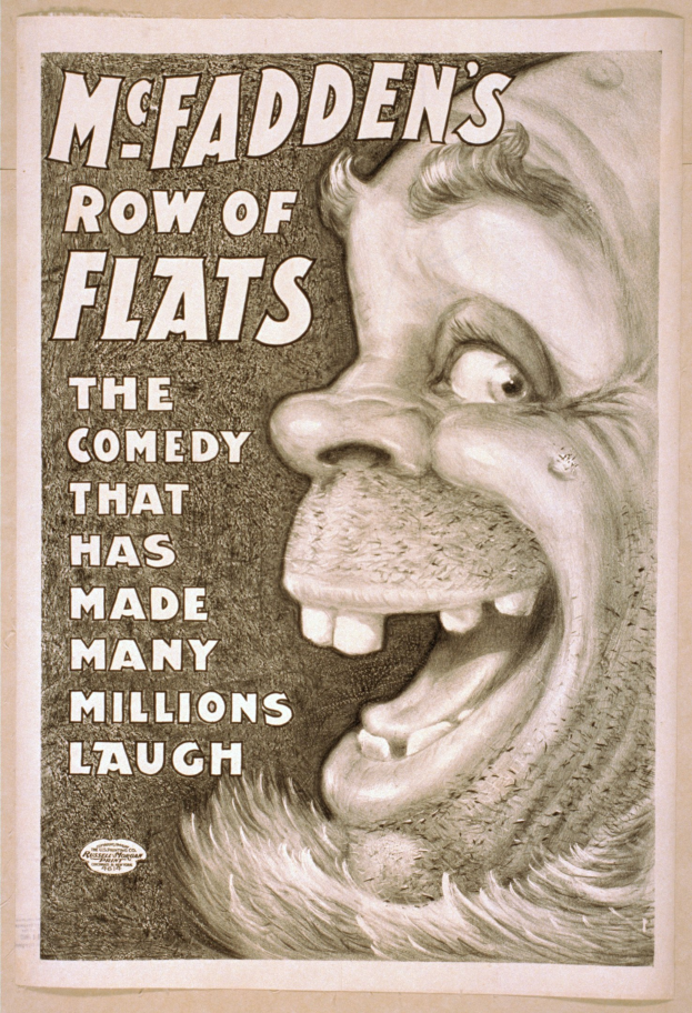 Plakat einer Person mit wilden Haaren, weit aufgerissenen Augen und einem breiten Grinsen, vor einem hellgelben Hintergrund, mit dem Text "McFadden's Row of Flats: The Comedy That Has Made Many Millions Laugh" quer über das Bild.