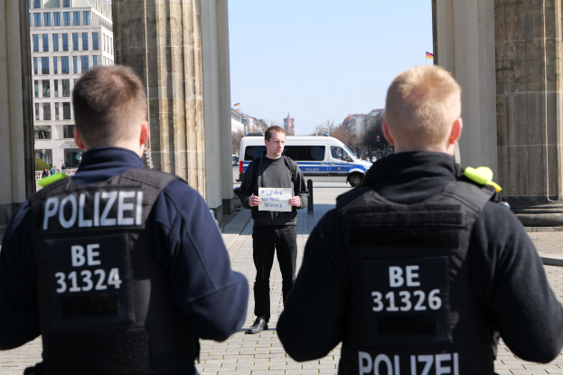 POL-D: Derendorf - Sitzgurtverstoß löst Verfolgungsjagd aus - Insassen eines Audi fliehen nach Essen - Zwei Personen festgenommen - weiterer Verdächtiger auf der Flucht