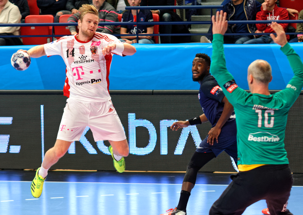 Eine Gruppe von Männern, die Handball auf einem Court spielen, mit einem Ball in der Mitte der Aktion und Zuschauern im Hintergrund, die das Spiel beobachten, das Teil der Futsal-Weltmeisterschaft 2019 zwischen Bayern München und Paris Saint-Germain ist.