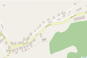 Eine Google-Karte, die eine Stadt mit einer grünen Fläche zeigt, die einen zentralen Parkplatz markiert, einschließlich Straßen, Gebäuden und Sehenswürdigkeiten.