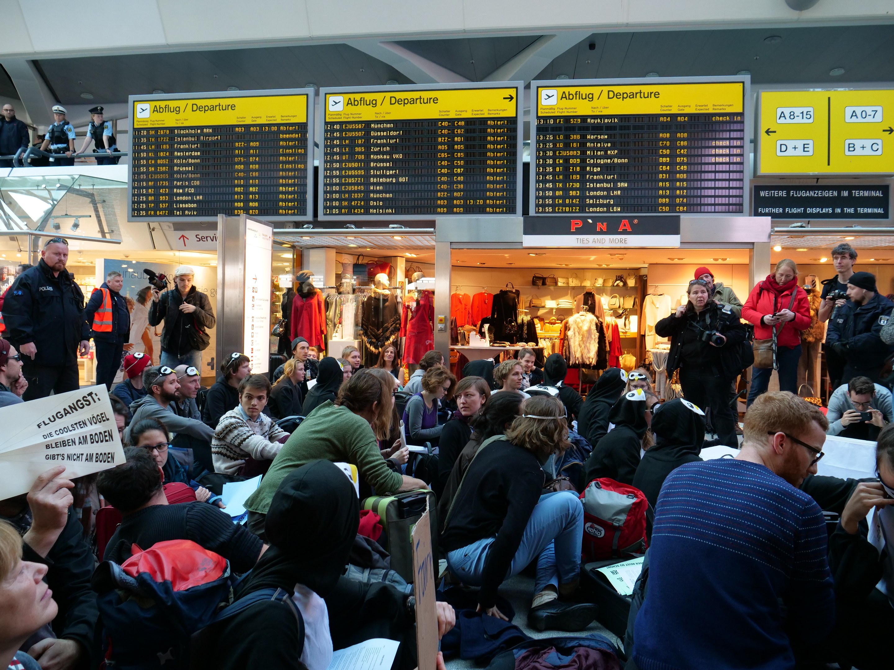Festgehalten am Flughafen - Aktivisten angeklagt