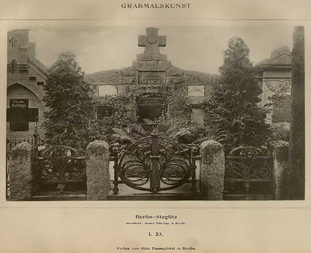 Altes Schwarz-Weiß-Foto eines Friedhofs in Berlin, Deutschland, mit einem Tor, einer Wand, Bäumen und einem Gebäude im Hintergrund mit Text unten, der lautet "Grammalskunst, Berlin-Steglitz, Architekt, Bruue Morning in Berlin".