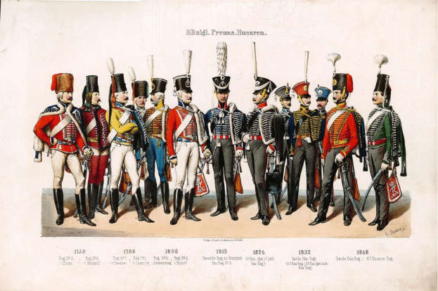 Gruppe von Männern in 1836 deutschen Infanterieuniformen, die in einer Reihe stehen und verschiedene Gegenstände halten, mit Text unten, der "1836 Deutsche Infanterie" liest.
