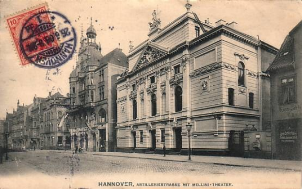 Schwarz-weiß-Postkarte einer Stadtstraße in Hannover, Deutschland, mit Gebäuden, Straßenlaternen, Straßenlaternen, Fußgängern und einem Himmel, mit Text und einer Briefmarke unten.