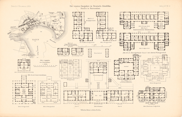 Ein altes Buch mit einer detaillierten Karte einer Stadt, das Gebäude, Straßen und Text mit Informationen über die Straßen, Parks und Sehenswürdigkeiten der Stadt zeigt.