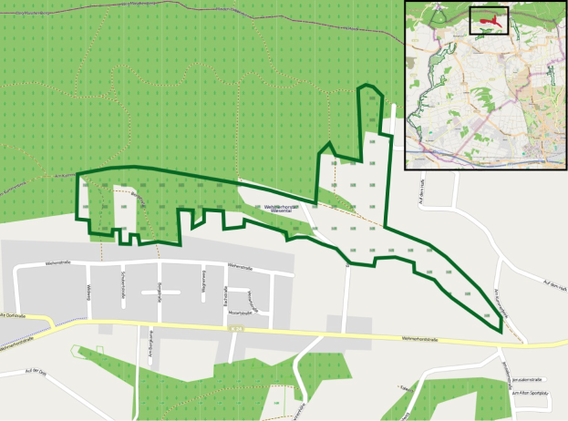 Karte einer Stadt, die eine vorgeschlagene Stelle in einem grünen Bereich zeigt, mit Straßen, Gebäuden und anderen städtischen Merkmalen.