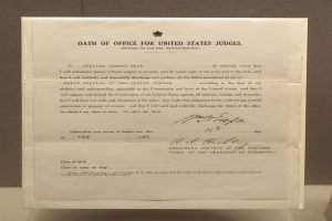 Ein Blatt Papier mit dem Text "Amtseid für US-Richter" darauf, das vor einer Wand auf einem Tisch liegt.