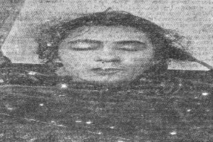 Ein Schwarz-Weiß-Foto einer Frau mit geschlossenen Augen, mit dem Text "Erste Frau bei einem Autounfall getötet" unten.