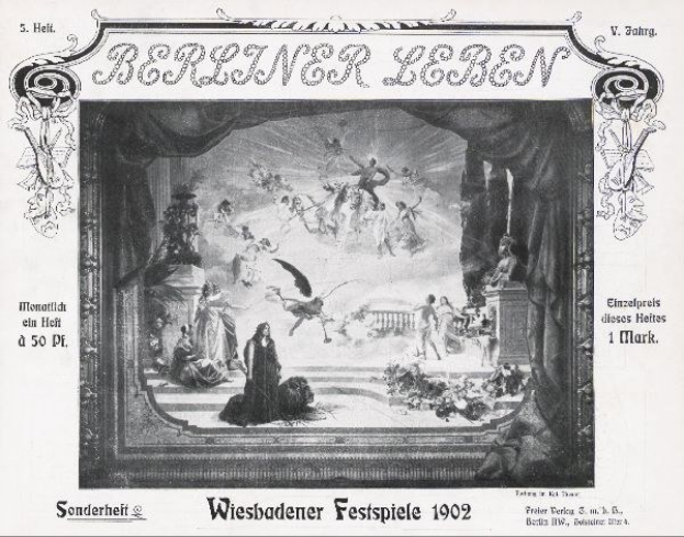 Schwarzes und weißes Foto einer Bühne mit Darstellern in traditioneller deutscher Tracht bei den "Wiesbadener Festspielen 1902", mit einem applaudierenden Publikum im Hintergrund und bunten Bühnendekorationen.
