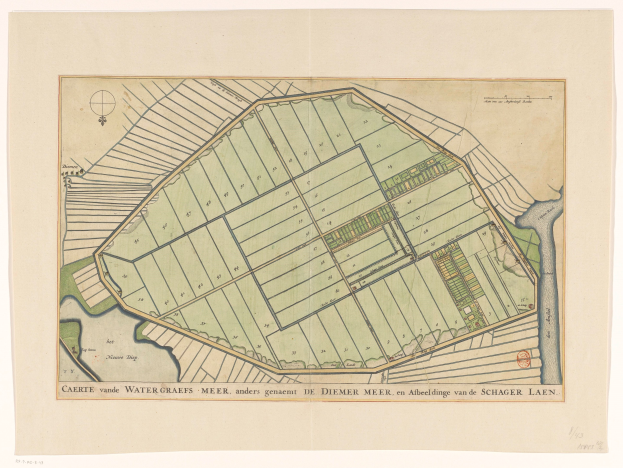 Alte Stadtkarte mit dichtem Gebäudelayout und handgeschriebenem Text über die Stadtplanung.