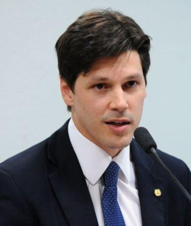 Ein Mann im Anzug und mit Krawatte spricht in ein Mikrofon, wahrscheinlich über die Nachricht eines vom Staat genehmigten Gesetzes zur Verbot des Internets.