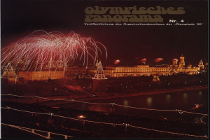 Plakat für die Olympischen Spiele in Moskau 1980 mit beleuchteter Brücke über Wasser, Feuerwerk am Nachthimmel und Text sowie Gebäuden im Hintergrund.