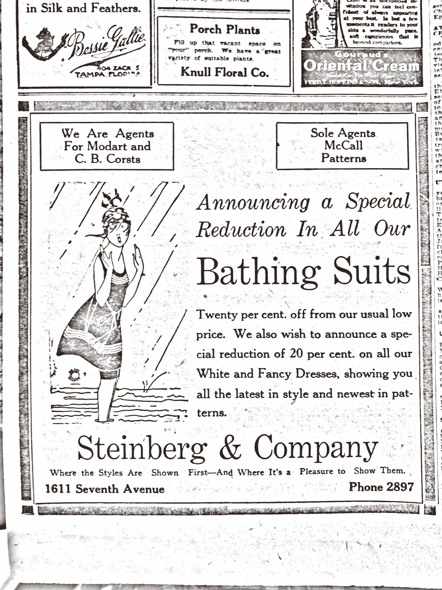 Eine Frau in einem weißen hochgeschlossenen, langärmeligen Kleid mit einem Dutt, die zentral in einer Werbung für Steinberg & Company's Badesachen steht, umgeben von Text.