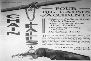 Ein schwarzes und weißes Plakat mit einer Person auf einem Pfahl mit Ketten, betitelt mit "Vier große Unfallursachen".