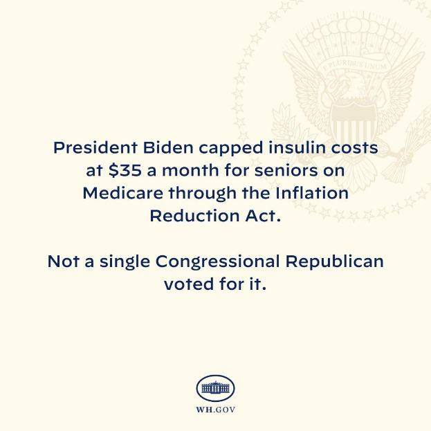 Ein Plakat mit Logo und Text, auf dem steht: "Präsident Biden beschränkt die Insulin-Kosten auf 35 Dollar pro Monat für Senioren mit Medicare durch das Inflation Reduction Act."
