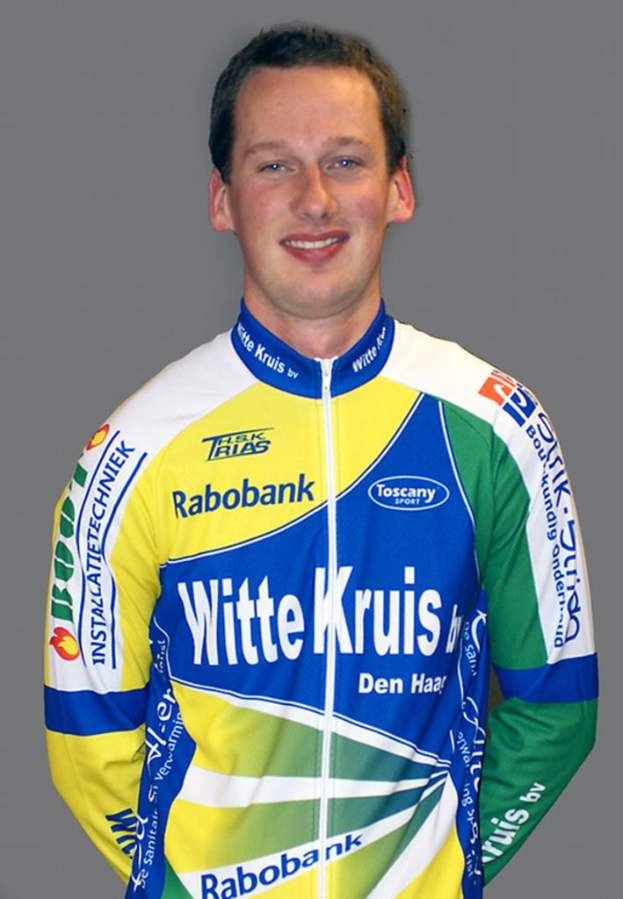 Ein Sportler posiert für ein Foto mit den Namen von Sponsoren auf seinem T-Shirt.