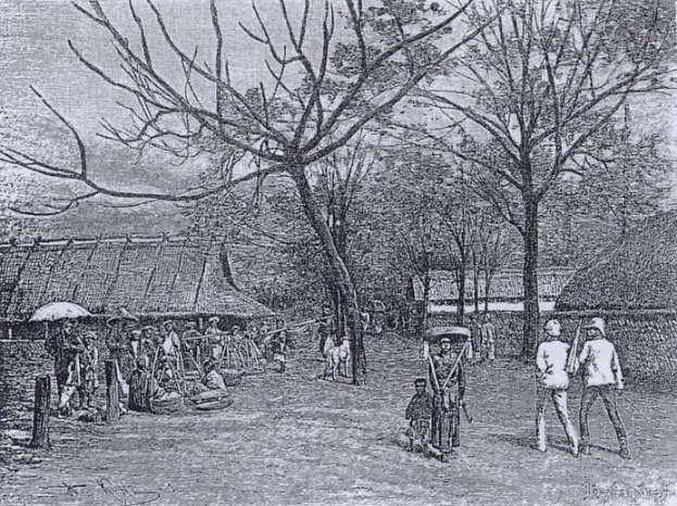 Schwarze und weiße Zeichnung einer Gruppe von Menschen in traditioneller Kleidung, die eine Straße in einem Dorf in den frühen 1900er Jahren entlanggehen, mit Bäumen und Hütten im Hintergrund und einigen mit Schirmen.