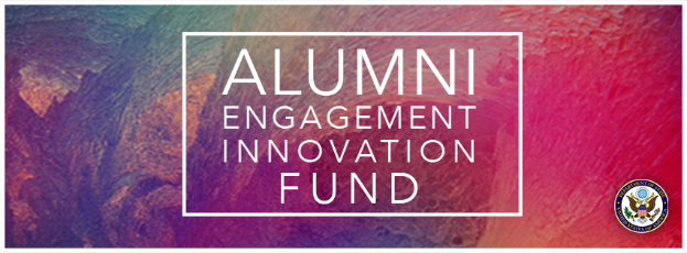 Ein Plakat mit "Alumni Engagement Innovation Fund" in fetter schwarzer Schrift auf einem weißen Hintergrund, mit dem Logo des Fonds unten rechts.