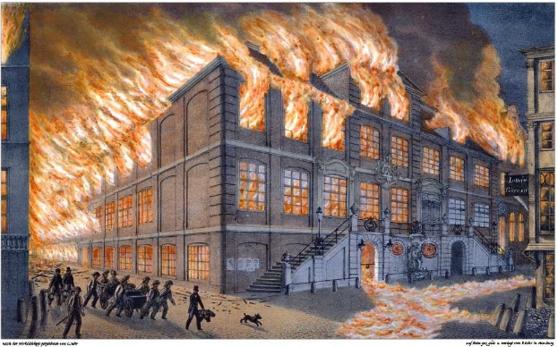 Großes Gebäude steht in Flammen, Menschen gehen drum herum, Fenster und Treppe mit Geländer sind sichtbar, Text unten.