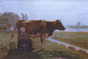 Eine Frau melkt eine Kuh auf einer grünen Wiese mit Pflanzen und Bäumen, einem Gewässer, einem Haus und einer Windmühle in der Ferne unter einem strahlend blauen Himmel.