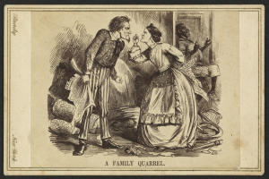 Ein Mann und eine Frau stehen im Mittelpunkt des Bildes, wobei der Mann ein Objekt in der Hand hält, während eines Familienstreits.