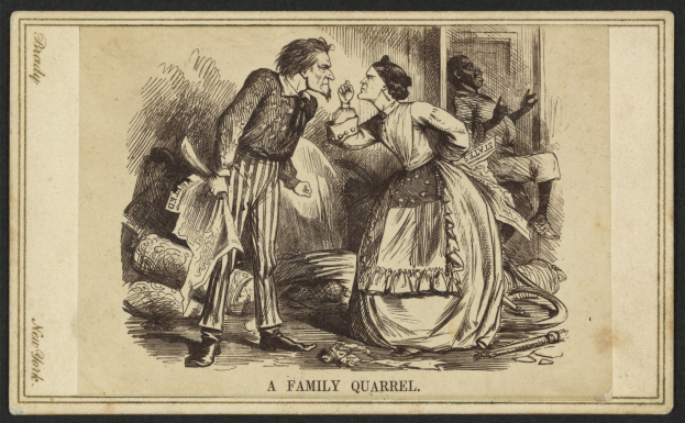 Ein Mann und eine Frau stehen im Mittelpunkt des Bildes, wobei der Mann ein Objekt in der Hand hält, während eines Familienstreits.