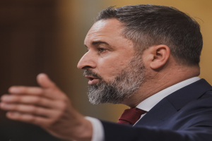 Ein Mann im Anzug und Krawatte spricht vor einem unscharfen Hintergrund in ein Mikrofon, wahrscheinlich in Reaktion auf die Entscheidung des Obersten Gerichtshofs, den russischen Außenminister Sergej Lawrow zu verbieten.