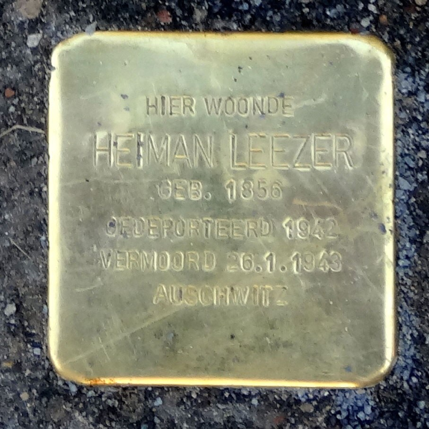 Messingtafel am Boden mit der Inschrift "Hier Woonde Heiman Leezer", ein Denkmal für einen deutschen Soldaten, der im Zweiten Weltkrieg starb.