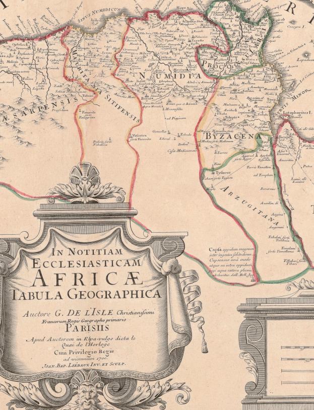 Eine detaillierte Karte von Afrika mit einer dekorativen Plakette in der Mitte, die kunstvoll verzierte Designs und Texte zeigt.