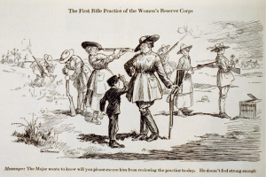 Ein Papierbild zeigt eine Gruppe von Menschen, einige halten Gewehre, mit der Aufschrift "Die erste Gewehrübung der Frauenreserve"