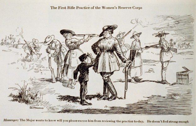 Ein Papierbild zeigt eine Gruppe von Menschen, einige halten Gewehre, mit der Aufschrift "Die erste Gewehrübung der Frauenreserve"