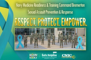 Plakat für das Sexual Assault Prevention & Response-Programm des Navy Medicine Readiness & Training Command Bremerton, das uniformierte Personen vor einem Gebäude mit dem Text "Respekt, Schutz, Stärke" zeigt.