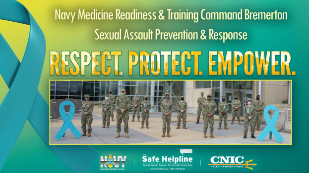 Plakat für das Sexual Assault Prevention & Response-Programm des Navy Medicine Readiness & Training Command Bremerton, das uniformierte Personen vor einem Gebäude mit dem Text "Respekt, Schutz, Stärke" zeigt.