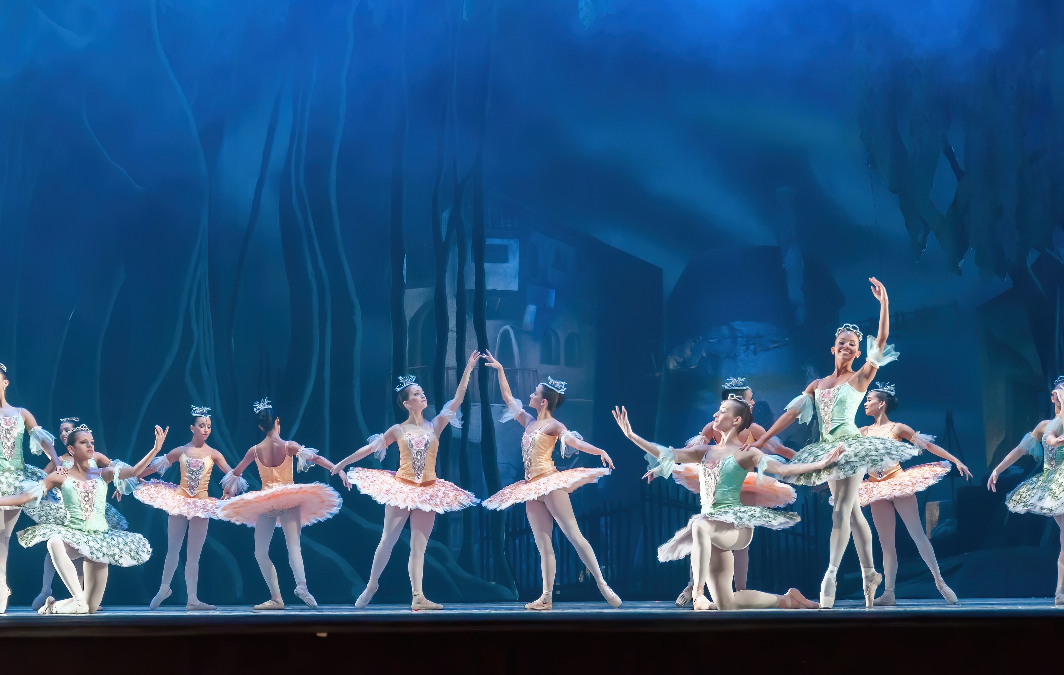 "Theater of Estrada Song" des Zentrums für Ästhetische Erziehung von Kindern der Region Nizhny Novgorod wird vor Beginn der "Nussknacker"-Vorstellung im Nizhny Novgorod TYUZ am 1. Juni auftreten