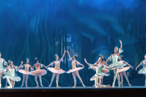 "Theater of Estrada Song" des Zentrums für Ästhetische Erziehung von Kindern der Region Nizhny Novgorod wird vor Beginn der "Nussknacker"-Vorstellung im Nizhny Novgorod TYUZ am 1. Juni auftreten