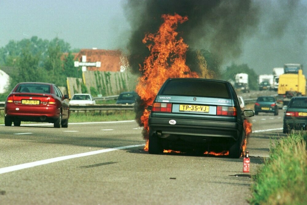 Ratingen: Brand auf der A3 mit schwerverletztem in einem Elektrofahrzeug