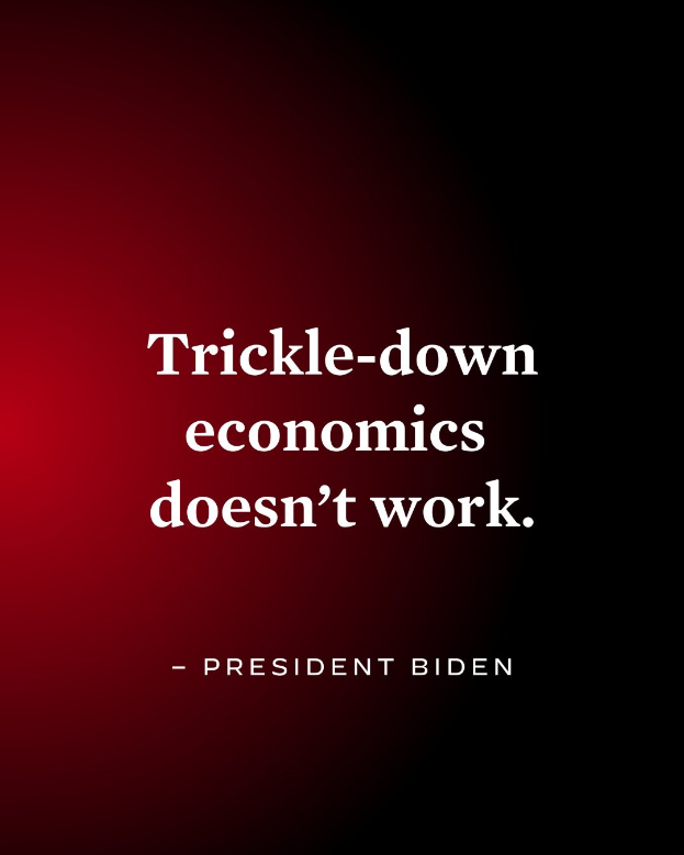Ein Plakat mit fettem schwarzem Text, der besagt "Trickle-Down Economics Works Not", auf einem weißen Hintergrund, eingerahmt von einem schmalen schwarzen Rand, begleitet von einem Zitat des Präsidenten Biden.