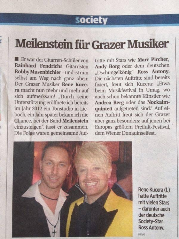 Zwei Männer in Anzügen, die in einer Zeitungsartikelüberschrift mit der Überschrift "Grazer Musiker" vom März 2012 lächeln