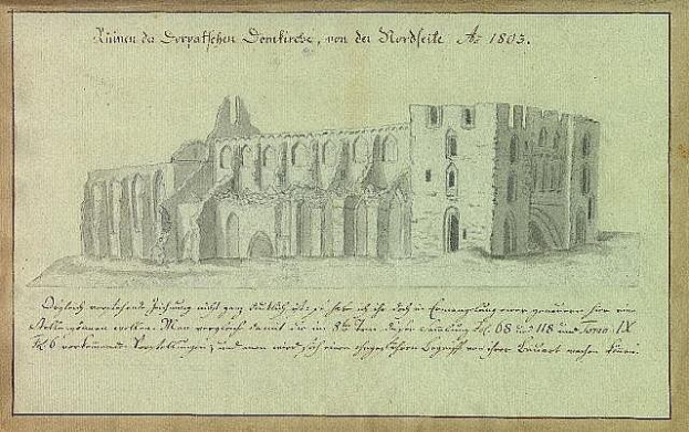 Ein detailliertes Skizze einer verfallenen Kirche in Deutschland, mit komplexen architektonischen Details wie Fenstern, Bögen und Säulen, in einer grünen Landschaft, begleitet von beschreibendem Text auf dem Papier.