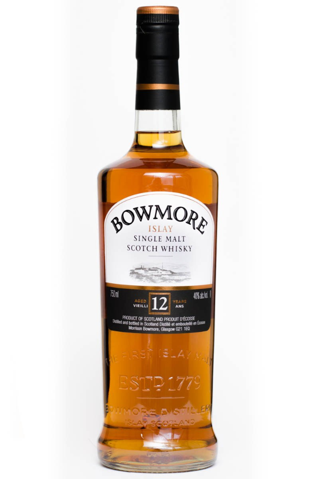 Flasche Bowmore 12 Jahre alter Single Malt Scotch Whisky mit schwarzer Kappe, goldbraune Flüssigkeit sichtbar und Etikett mit der Aufschrift "Bowmore 12 Jahre alter Single Malt Scotch Whisky."