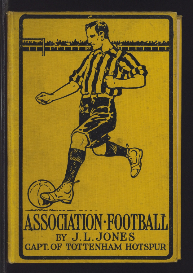 Buchumschlag mit einem Mann in einem Fußballtrikot, der entschlossen einen Fußball tritt, betitelt mit "Association Football by J.L. Jones".