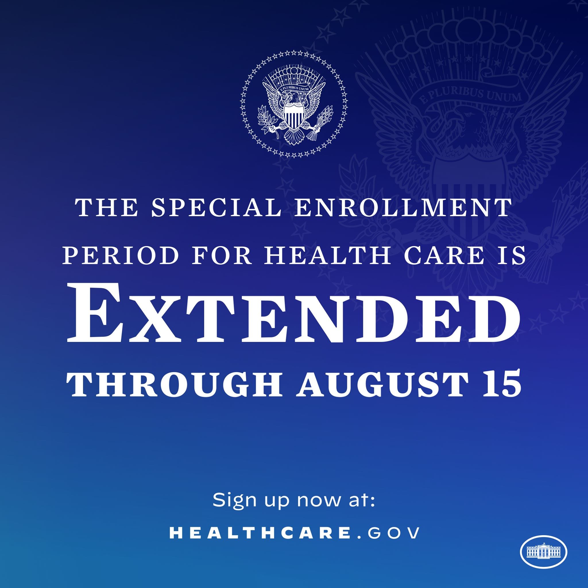 Ein Plakat mit Text und Logo, auf dem steht: "Die Sonderanmeldephase für die Gesundheitsversorgung ist bis zum 15. August verlängert."