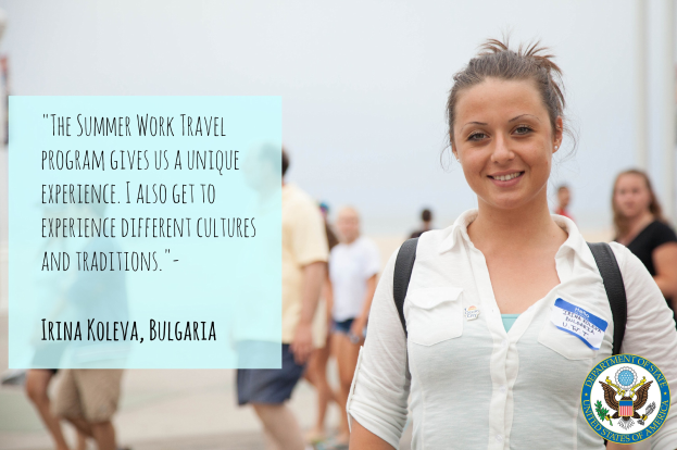 Eine Frau mit einer Tasche lächelt umgeben von einer Gruppe von Menschen, die gehen, mit einem Text auf der linken Seite, der einen Zitat über das Sommerarbeitspraktikum enthält.