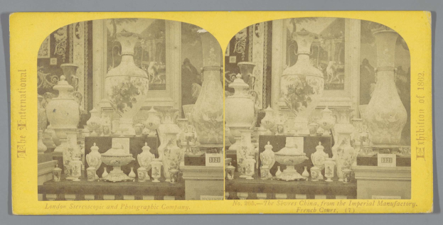 Schwarzes und weißes Foto eines Raums, der zahlreiche Vasen und dekorative Gegenst├Ąnde aus der Imperial Factory in London zeigt, die in einer collage├Ąhnlichen Art und Weise mit Text unten angeordnet sind.